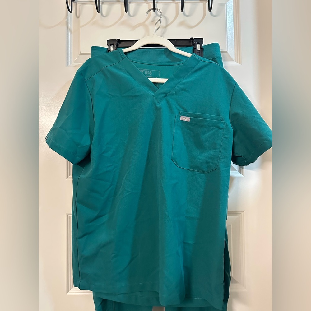 FIGS Men’s Hunter Green Leon Two Pocket Scrub Top (MEDIUM)